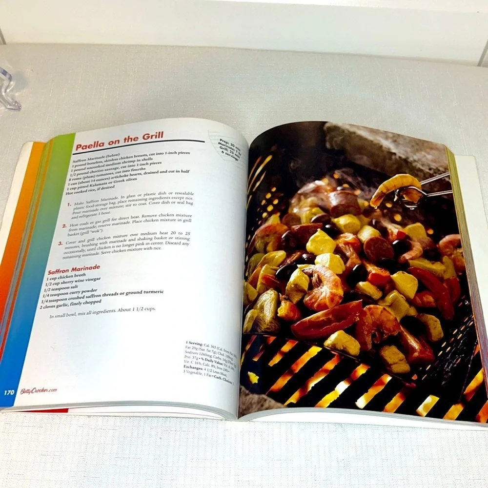 Betty Crocker Grilling Made Easy ©️2005 Vintage Cookbook